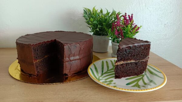 Torta de chocolate cortada