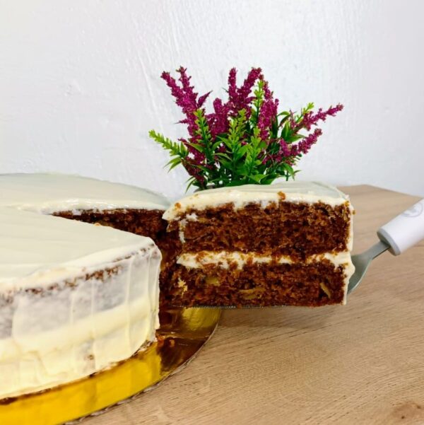 torta de zanahoria cortada